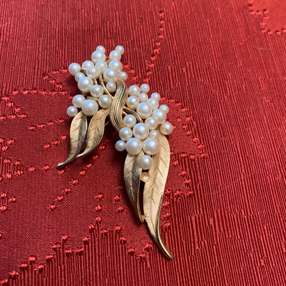 Vintage Trifari Pearl Brooch